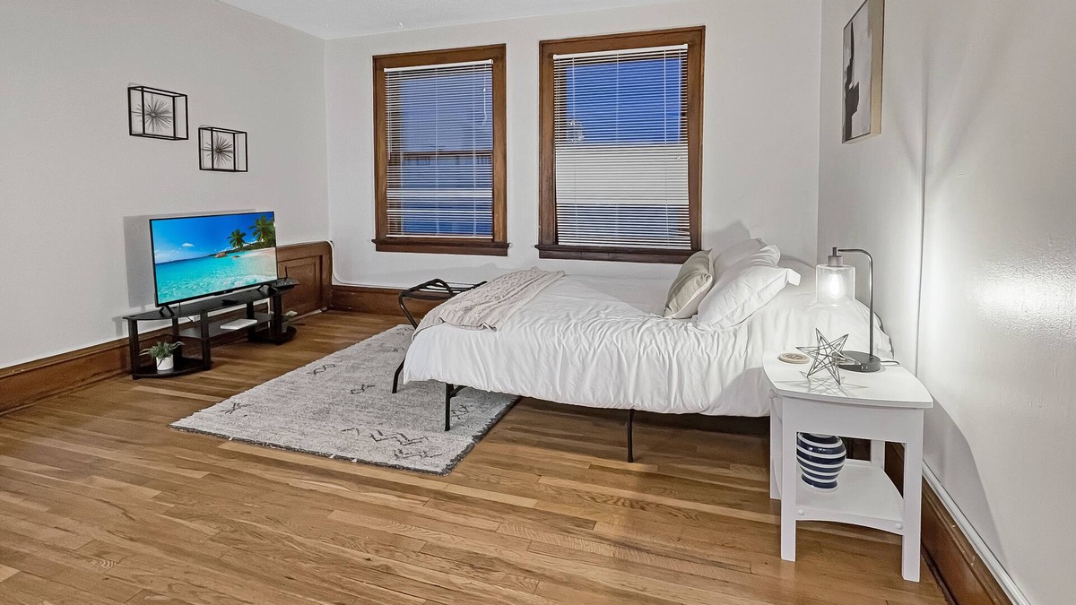Downtown Des Moines Apartment | Quiet Studio on Grand - Heart of Downtown!