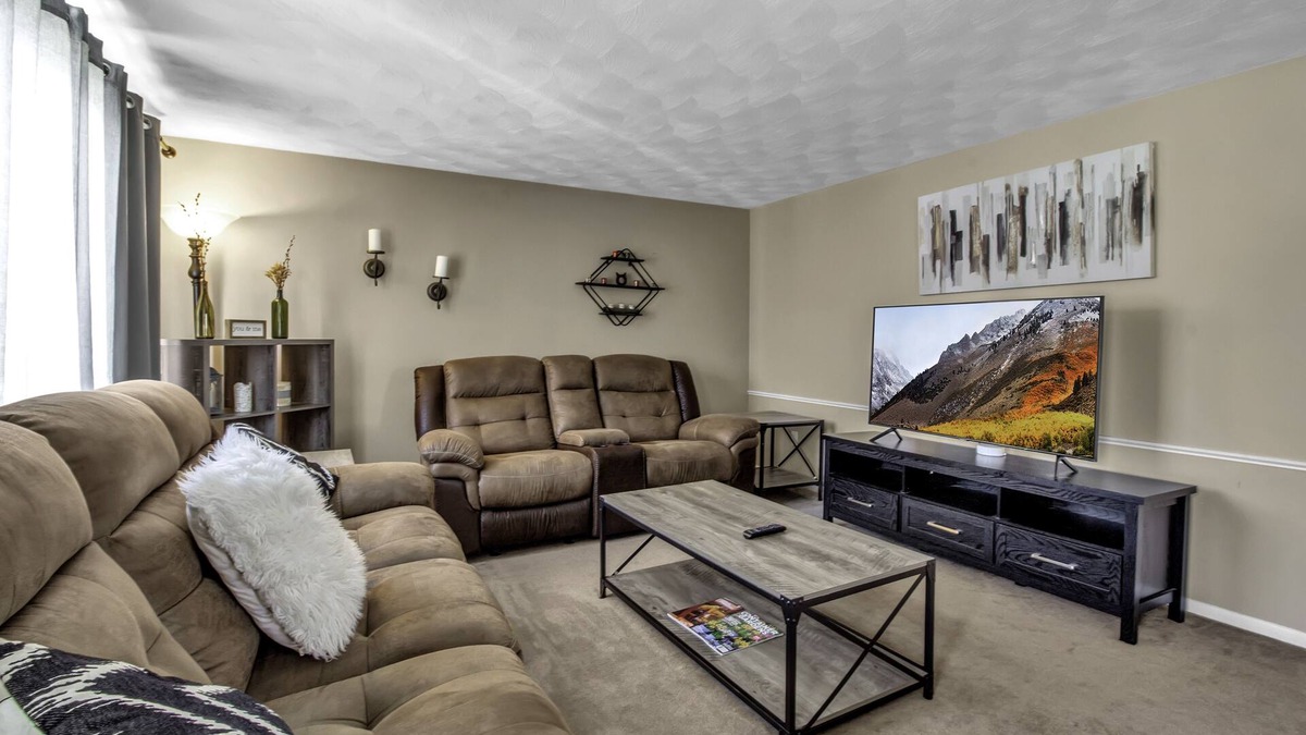 Depew Apartment | Quiet suburban home 10 minutes from airport/25 min from Niagara Falls