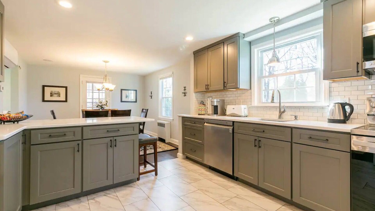 Fairfield House | Quiet suburban home close to Fairfield beaches and universities