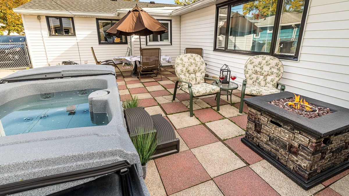 Tonawanda House | Quiet Suburban Home Minutes from Airport, Niagara Falls + all major attractions.