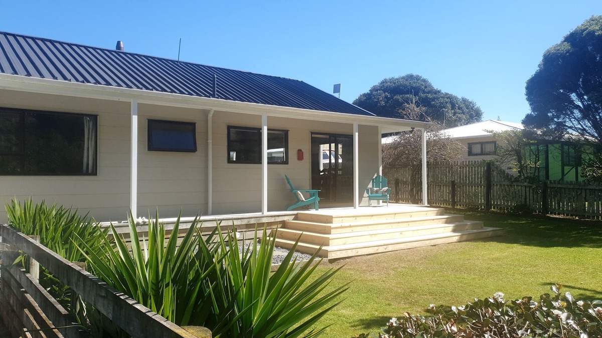 Mahia House | Quiet sun soaked house in Mahia beach