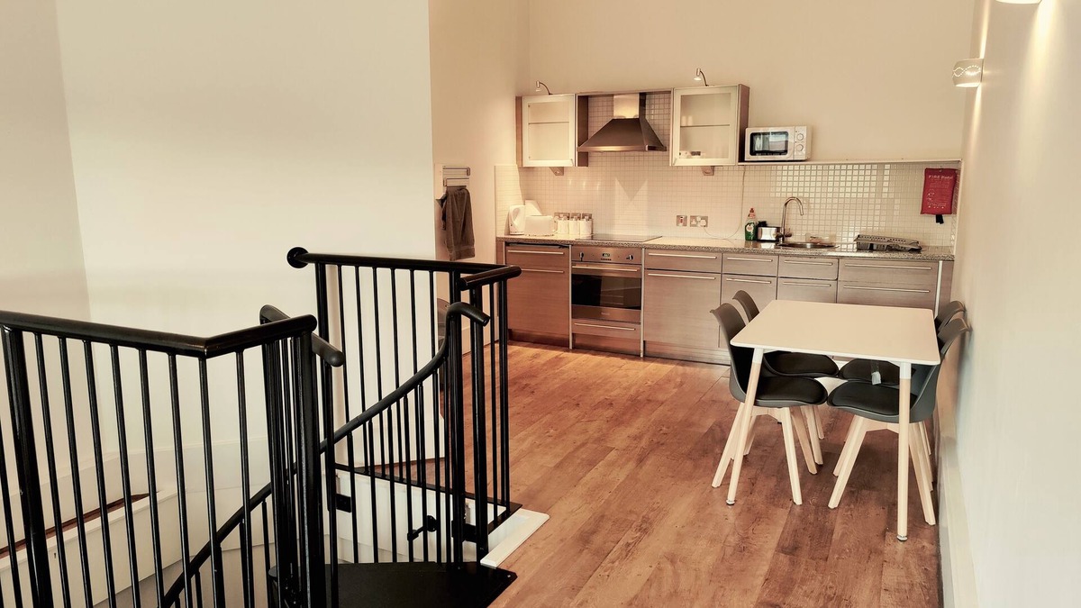Dewsbury Apartment | QUIET TRAIN STATION APARTMENT WITH BALCONY | GYM | SECURE FREE SHELTERED PARKING