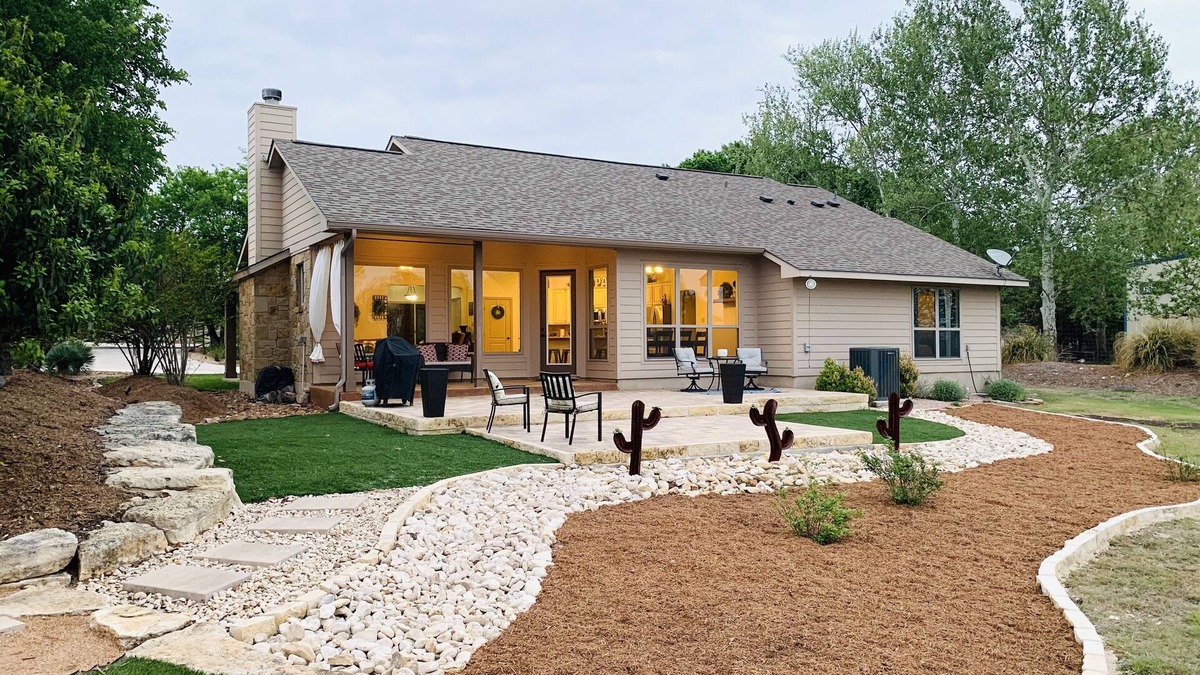 Boerne House | Quiet tree lined street, 1 minute from downtown Boerne