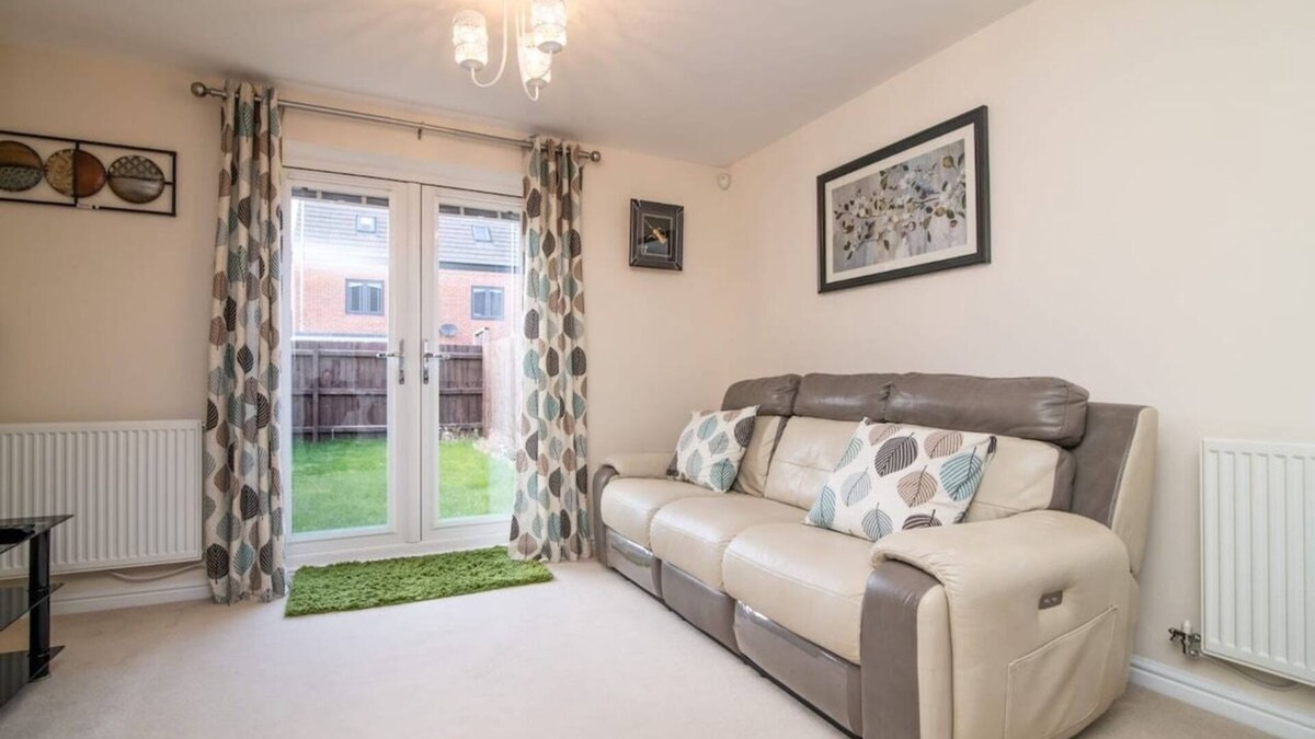 Wolverhampton Apartment | Quiet Two Bedroom House Driveway Parking & Garden