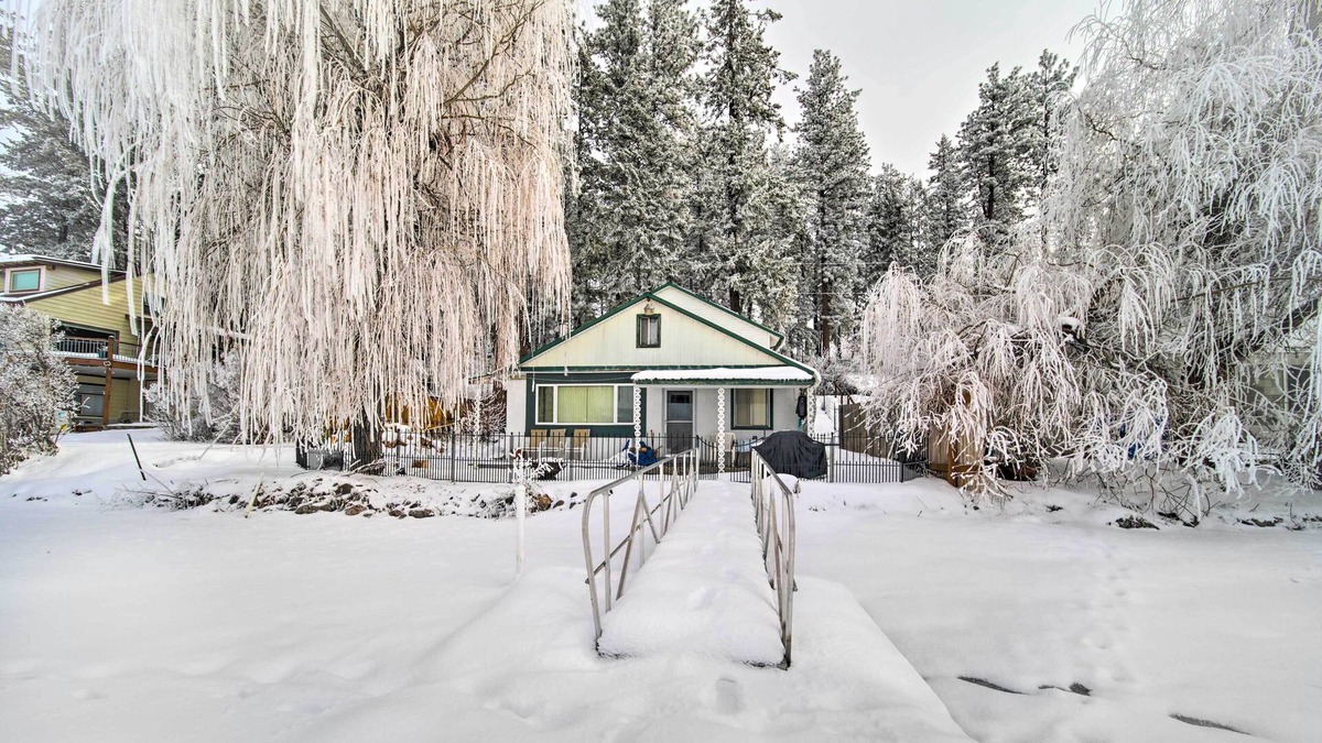 Valley House | Quiet Valley Escape: Steps to Waitts Lake!