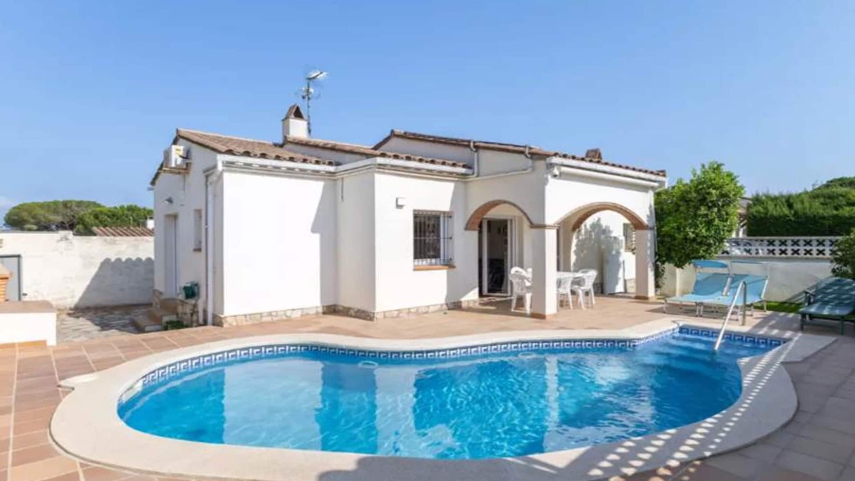 L'Escala Villa | Quiet villa 5 minutes from the beach suitable for pets