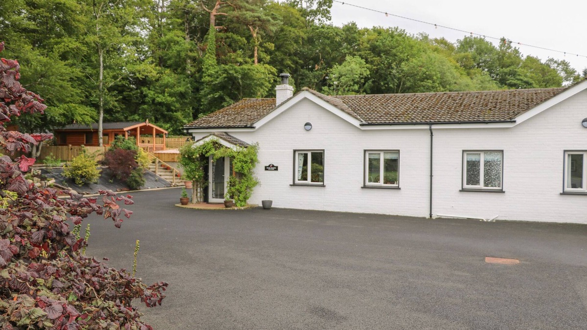 Coleraine Cottage | QUIET WATERS COTTAGE, pet friendly, with a garden in Coleraine