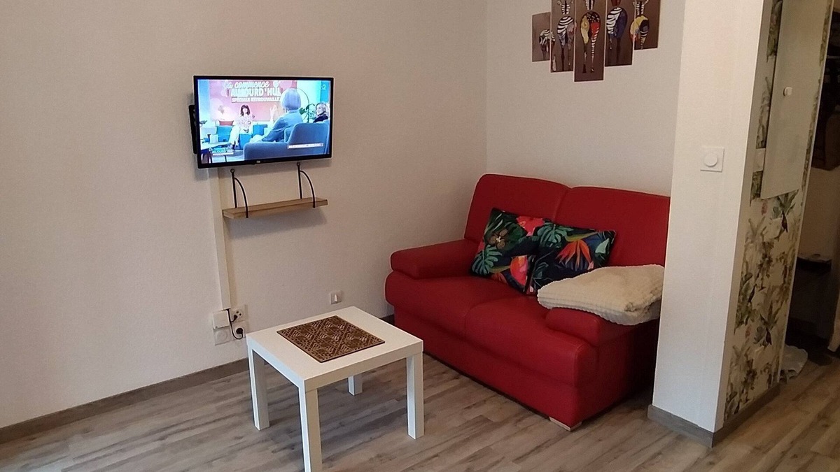 Lourdes Apartment | Quiet, well-located 1 bed 140 + bed with 2 extra beds. covered digicode parking.