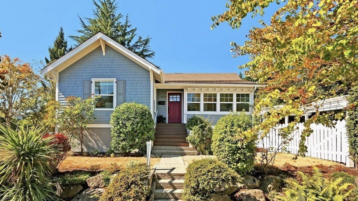 Seaview House | Quiet West Seattle Bungalow w/fenced in yard - 5 mins walk to beach!