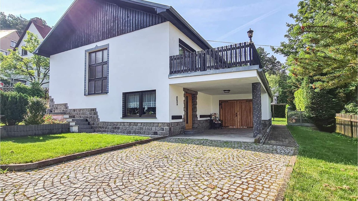 Berga/Elster House | Quietly located cottage on 1000sqm large property above the town of Berga.
