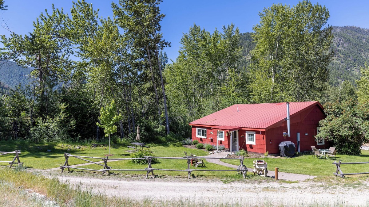 Clinton Cabin | Quigley Cabin -Sleep to the sound of Brewster Creek right outside the window