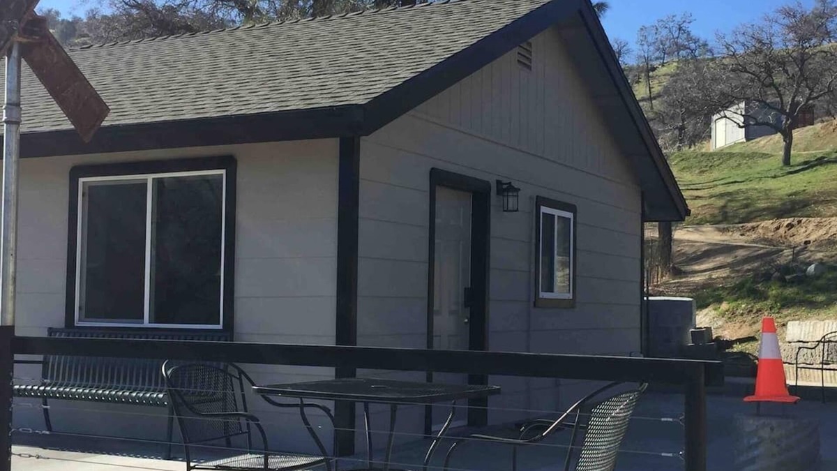 Keene Apartment | "Quinn" tessential Railfan Accommodation 2 People 13& Up, 1 Bedroom, 1 Bathroom