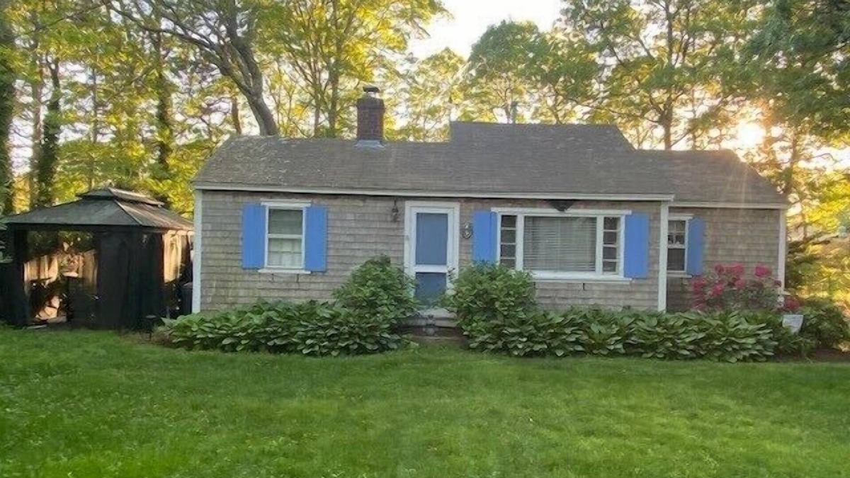 South Dennis House | Quintessential 2 Bedrooms- Close to NEW Rail Trail & Playground, Central AC