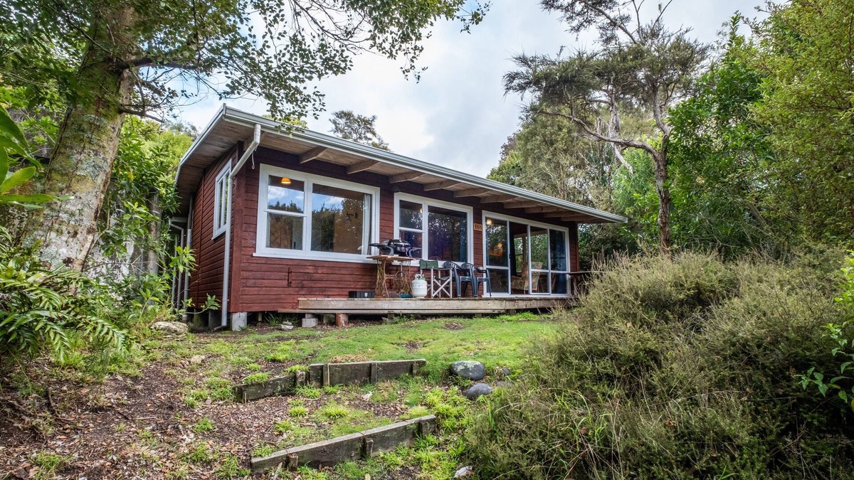 Kuratau Cottage | Quintessential Kiwi Kuratau Bach right on the lake front