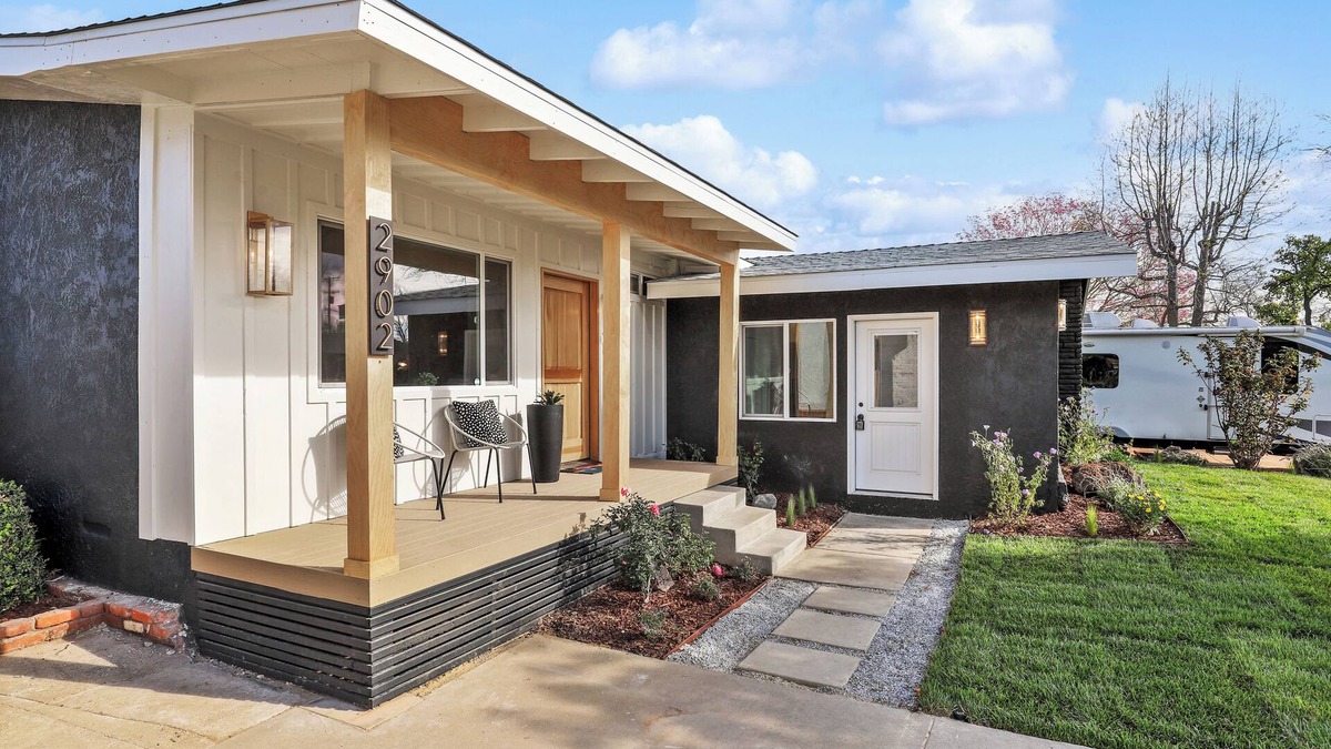 The Plaza House | Quintessential Southern California indoor/outdoor living with POOL