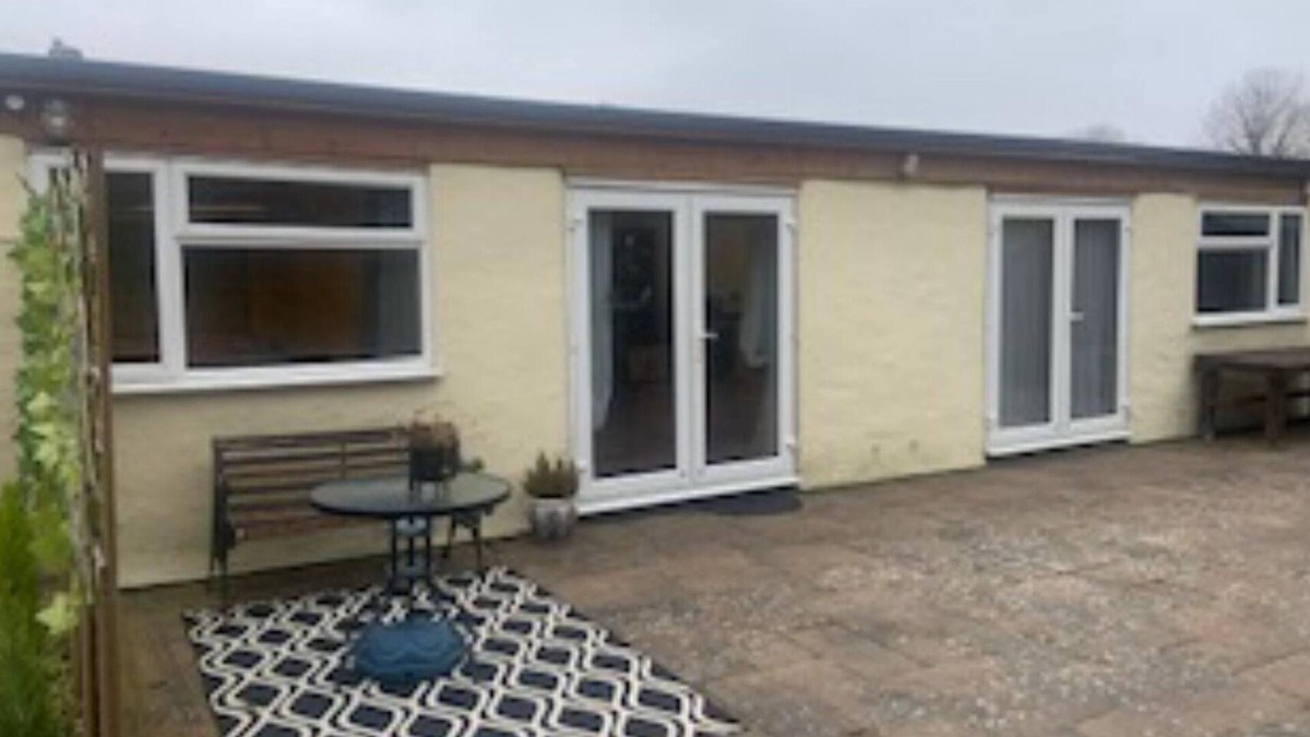 Havering House | Quirky 1 bedroom Annex/bungalow