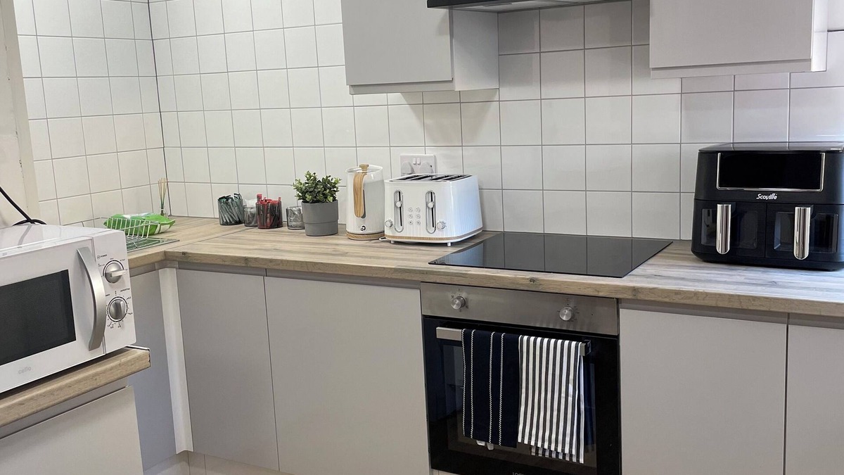 Hanham Apartment | Quirky 9 Bedroom Apartment on 1st floor