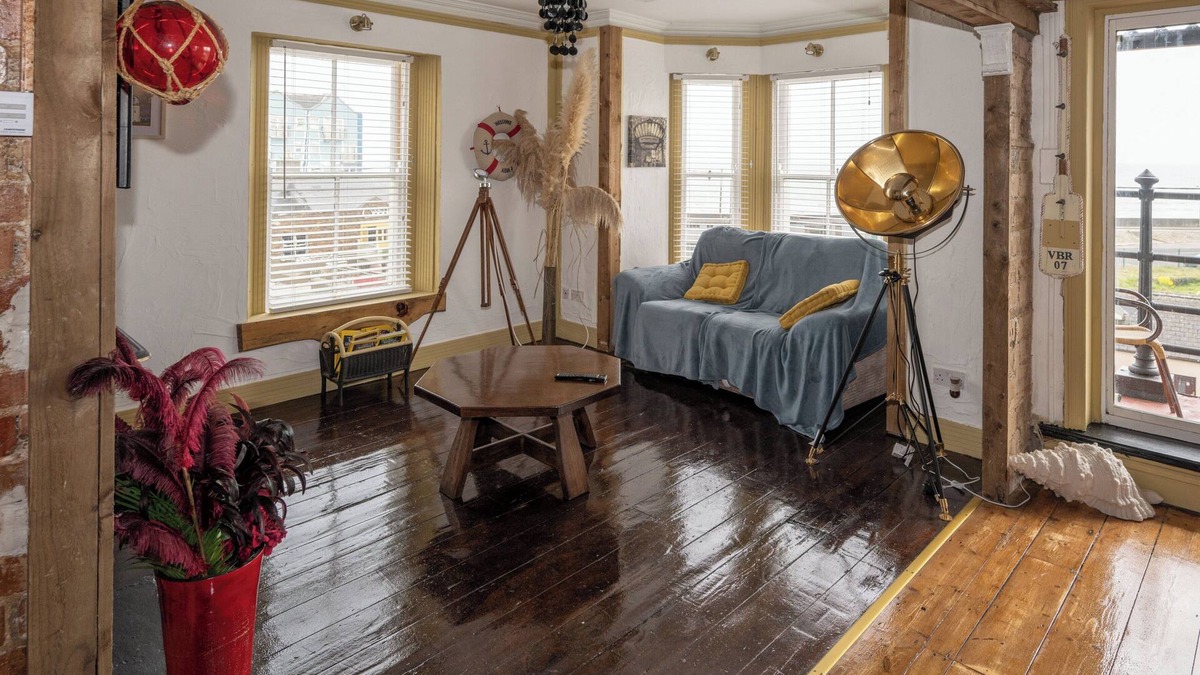 Youghal Apartment | Quirky Apt - Sleeps 6 - Coastal Area - Parking