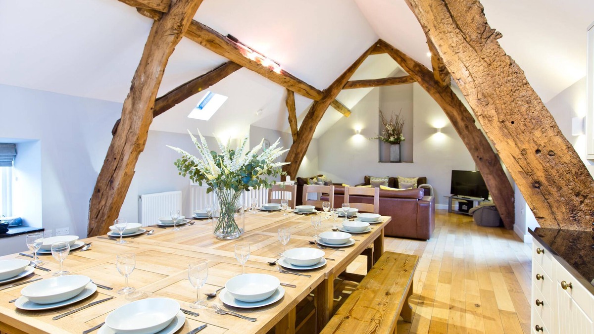 Hurdlow House | Quirky barn conversion, sleeps 8 in 4 bedrooms, near to the High Peak Trail.