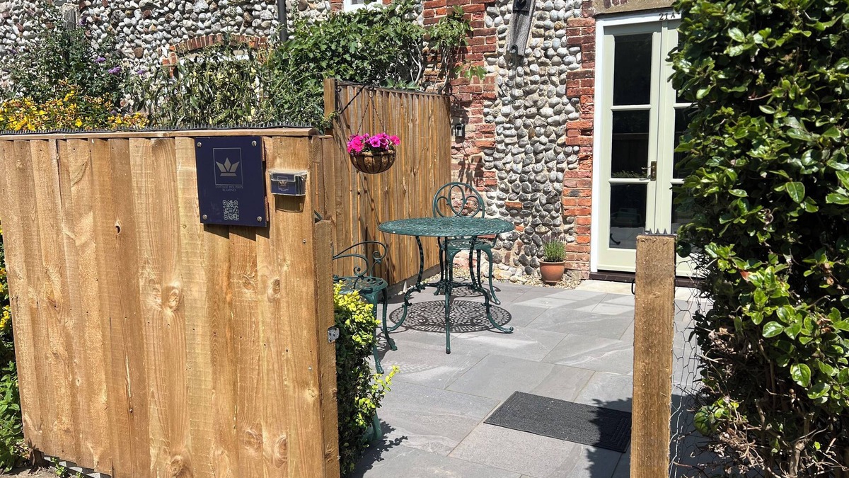 Holt Cottage | Quirky Bolthole in Blakeney for 2?parking,patio,quiet & close to Quay,pub & shop
