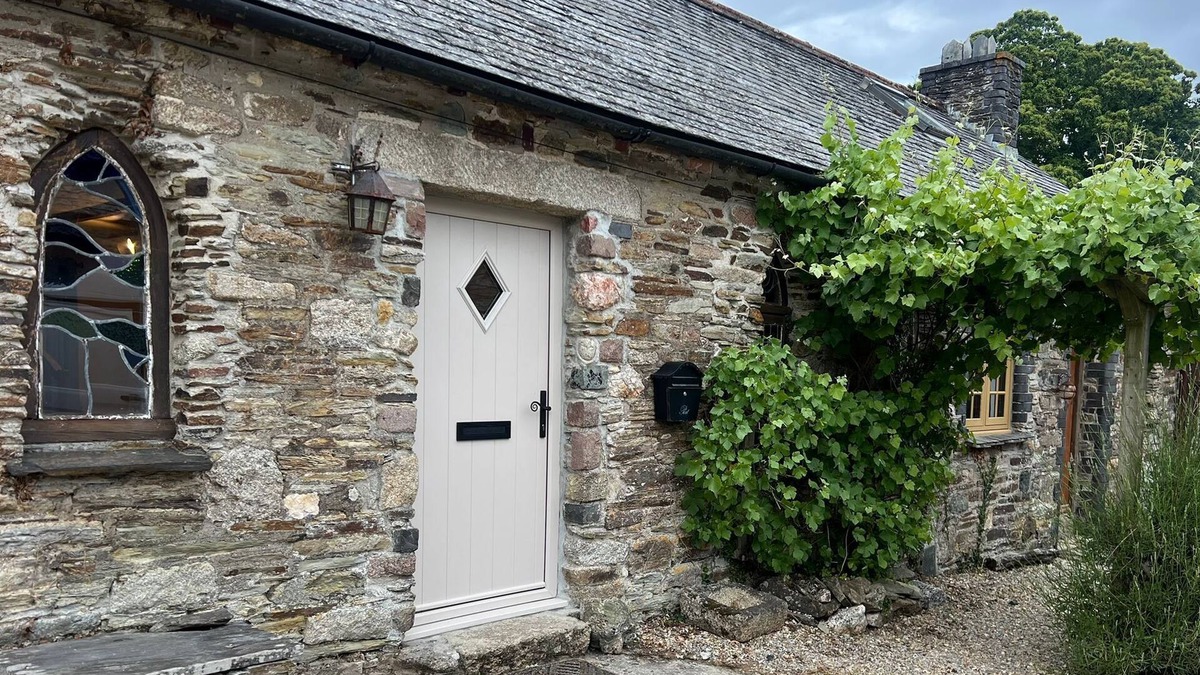 Fivelanes Cottage | Quirky Cornish cottage next to the Moor - Yellow on the Broom