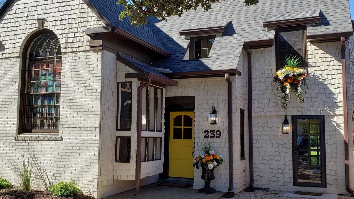 New Iberia House | Quirky historic home, fully renovated! Designer interior! Plush linens! Firepit!
