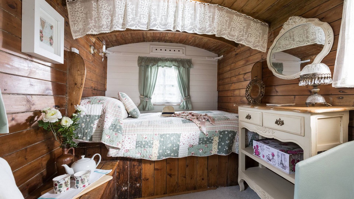 St Issey Cottage | Quirky home with romantic shepherds' hut bedrooms and pretty garden near Padstow
