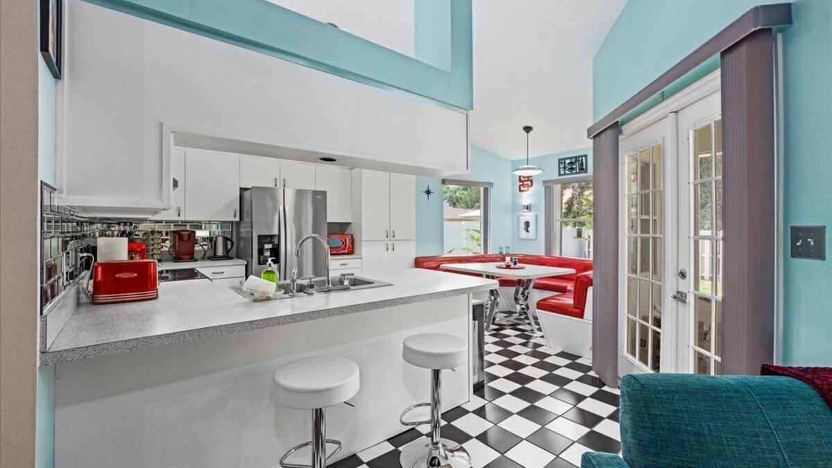 Cocoa House | Quirky house central to stadium/theme parks/KSC/beach/port - 5 star home