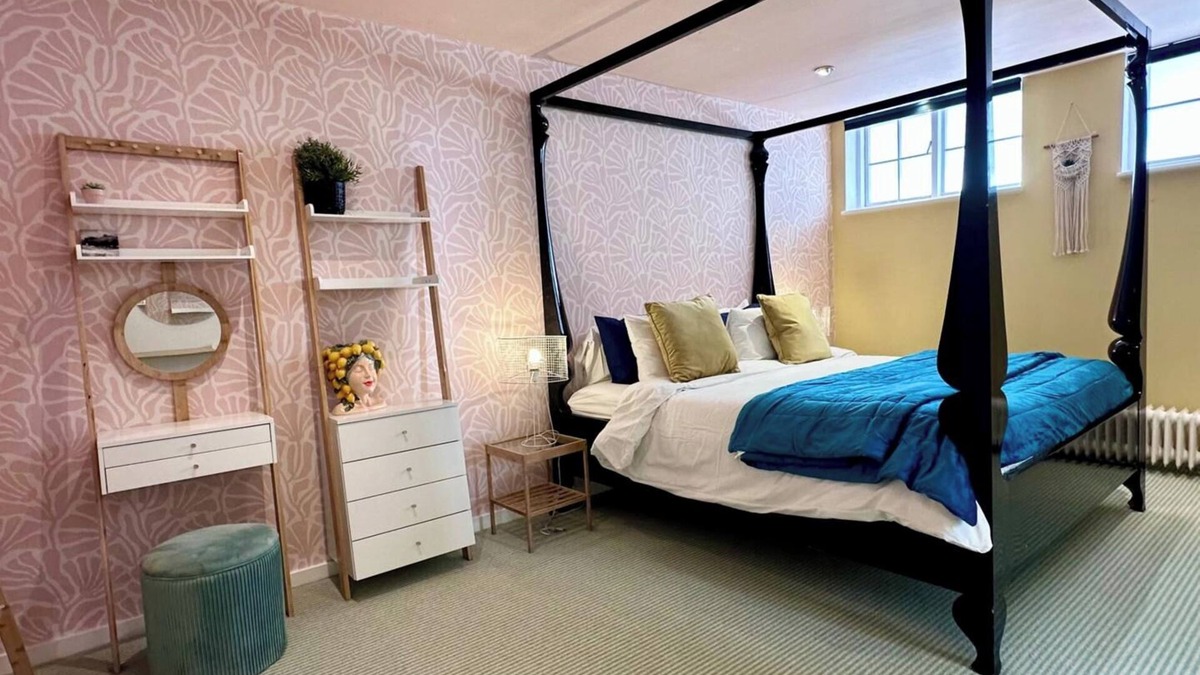 Hove Cottage | Quirky Seaside Family Cottage, walk to the waves!