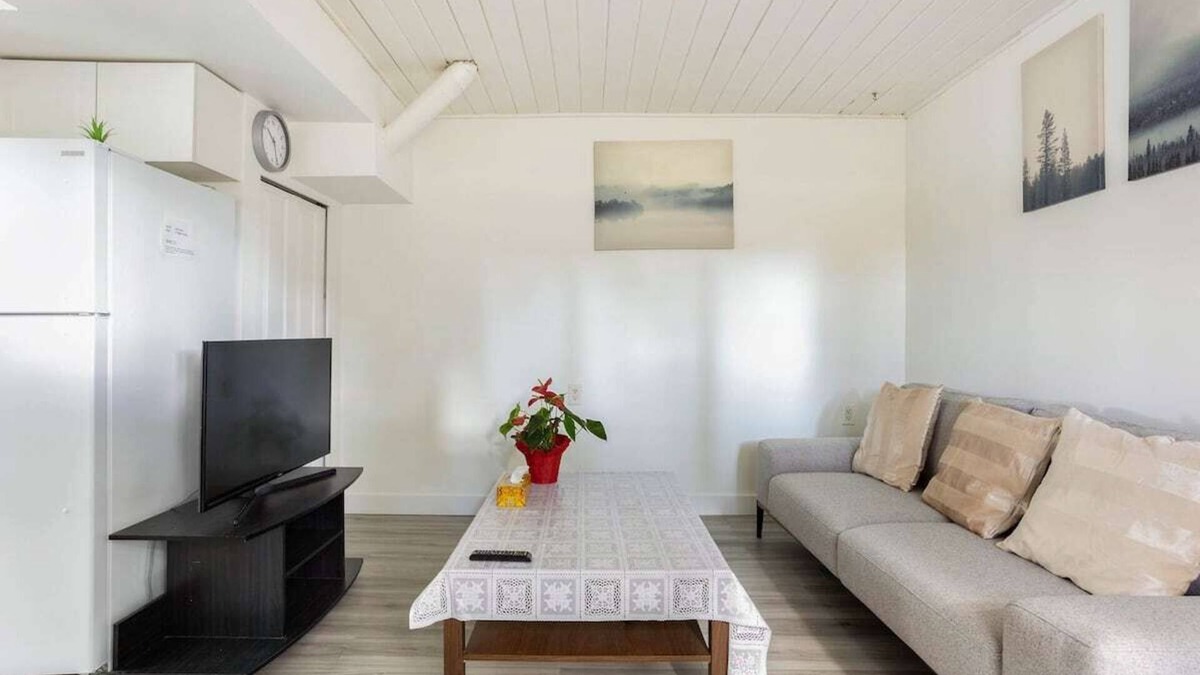 Richmond House | Quite and Convenient 1 Bed 1 Living Fiber Gig WiFi/AC/Parking/Near YVR