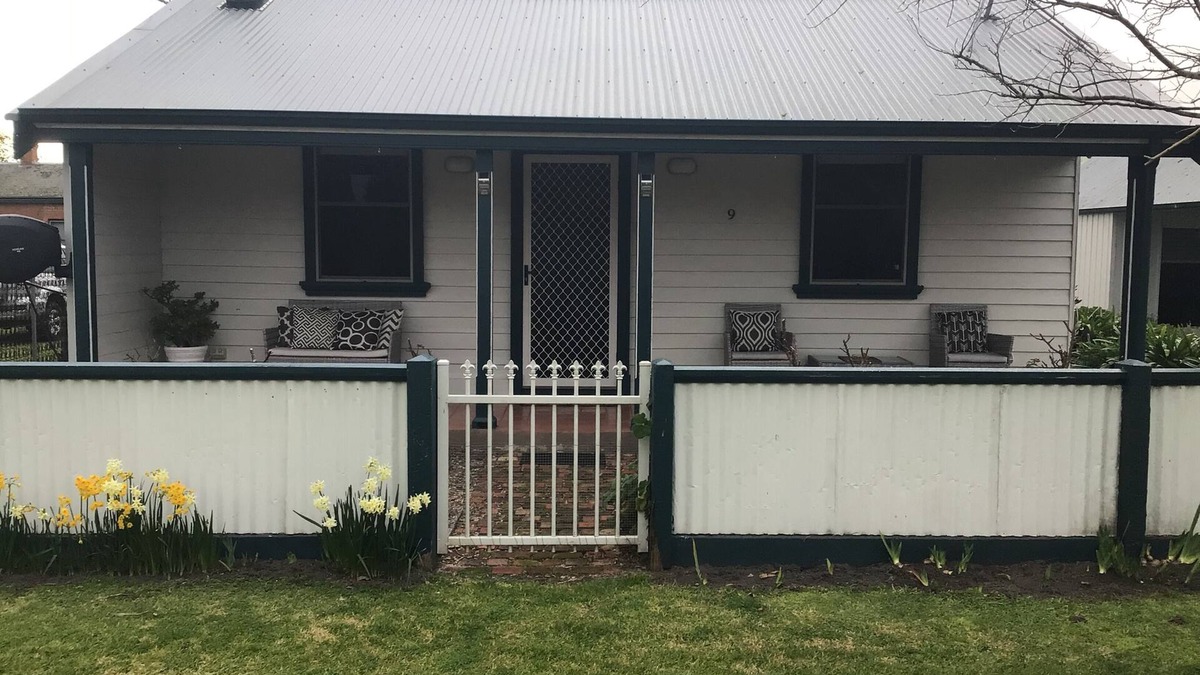 Port Albert Cottage | Quite cosy Cottage close to Port. Pet friendly