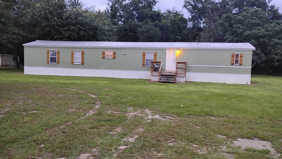 Blountstown House | Quite, restful 3 bedroom 2 bathroom trailer with lots of elbow room.