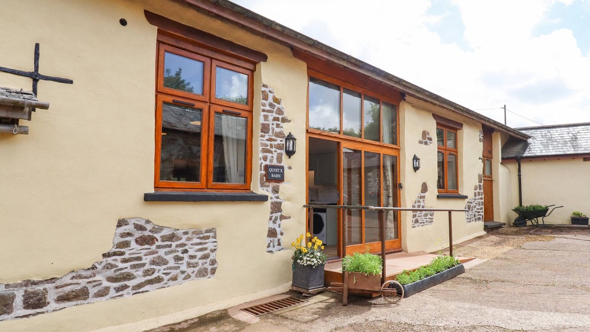 Christchurch Cottage | QUOIT X BARN, pet friendly, with open fire in Bampton, Devon