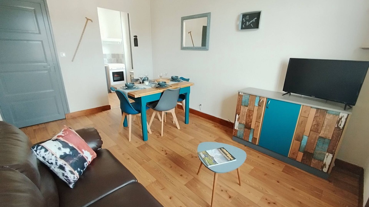 Murol Apartment | Résidence de Michèle Meublé de 45m² Pour 2 Adultes + 2 Enfant Jardin et Parking
