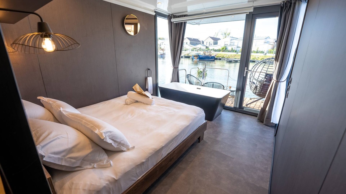L'Isle-Adam Boat Rental | Rêve flottant pour amoureux balnéo et sauna - La Balzac