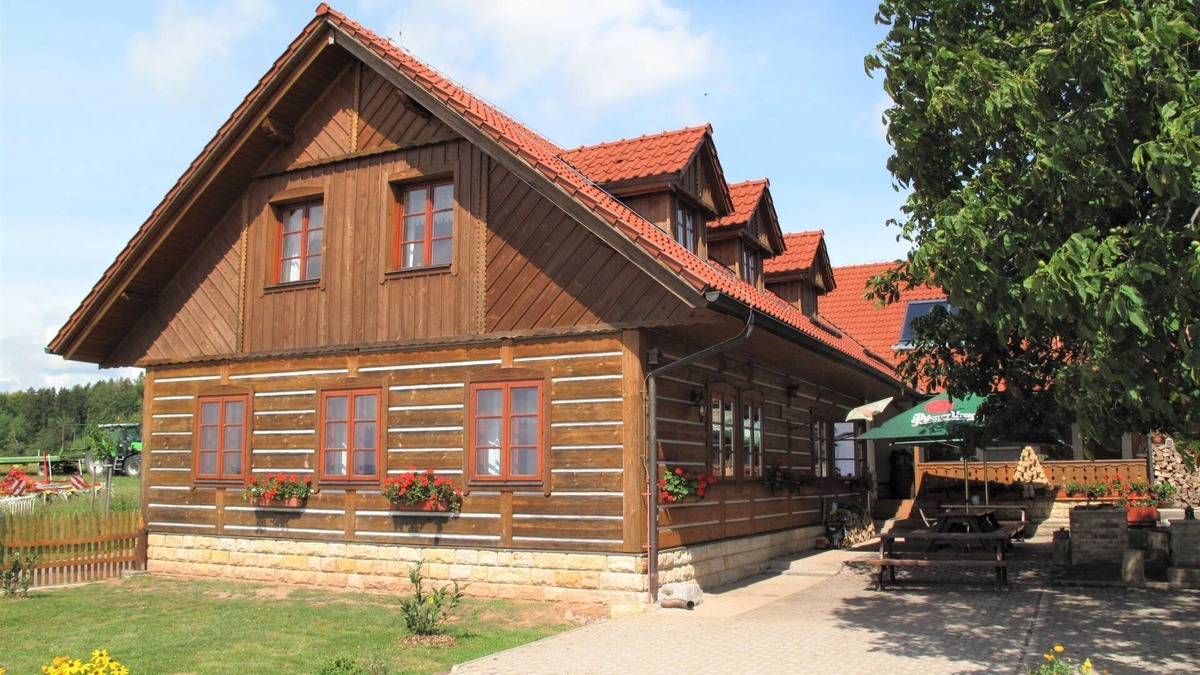 Uhlejov House | Růžovka by Interhome
