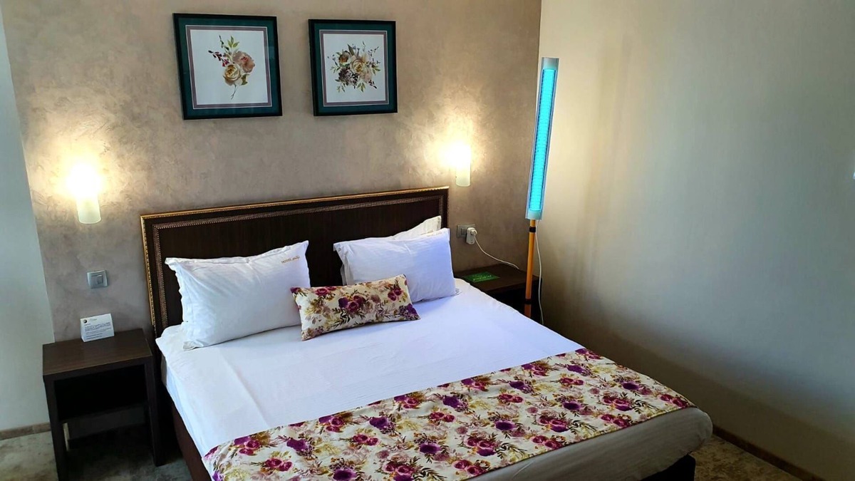 Craiova Apartment | R 1116 David’s Deluxe Double Room With Break Fast, Mini-Bar & Guest Laundry