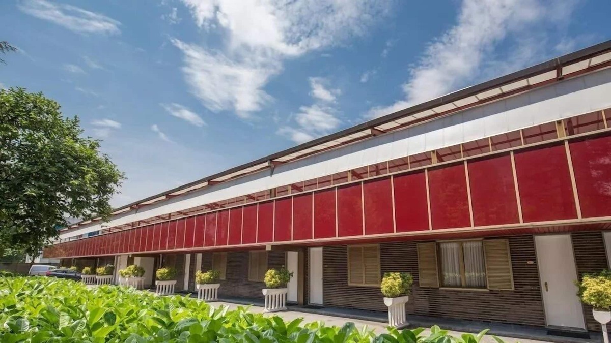 Piotello House | R 1165 Motel Rosetta Double-Bed Room with Traditional King size Bed, Modern Bathroom & Free Wi-Fi -