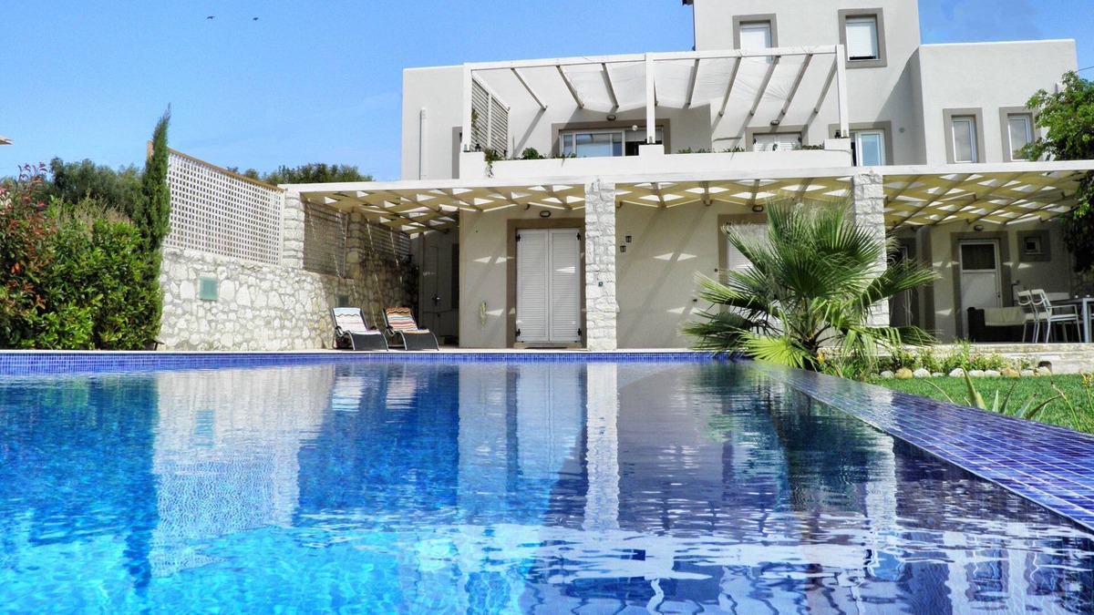 Dramia Villa | R 193 Spacious 5 bedroom Mansion with Private Bathrooms with Heated Swimming Pool