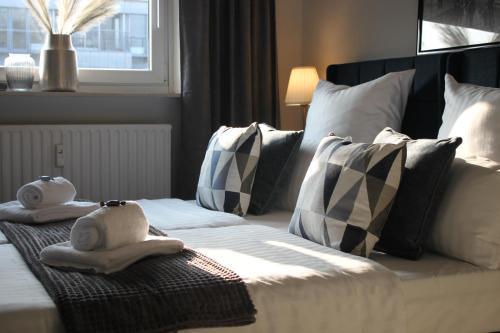 Langenhorn Apartment | R B Apartment Hamburg Duo - perfekt für Monteure - Küchenzeile - Smart TV - Bad mit Toilette und Dusche auf dem Flur gegenüber des Zimmers zur Alleinnutzung