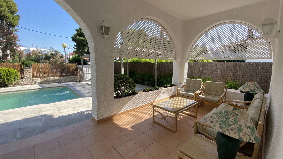 Comarruga Villa | R5 Five-bedroom villa for rent in Comaruga, Costa Dorada
