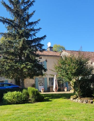 La Rochebeaucourt-et-Argentine Resort | Raisin et Toile - French American Retreat