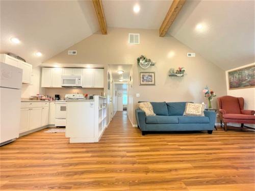 Fort Wayne House | Rabus GIANT Yard and Parking Nature Shopping