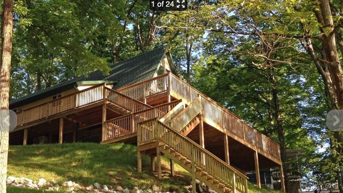 Bellmore House | Raccoon Lakefront Cottage