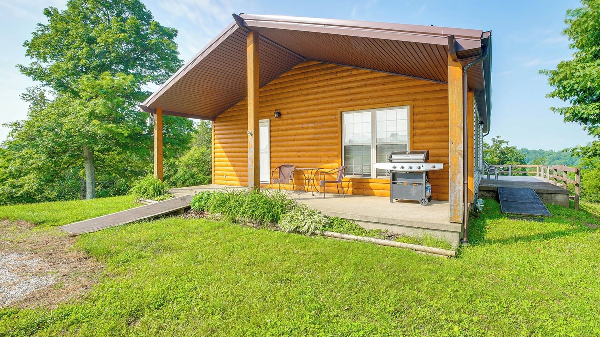 West Columbia Cabin | Racine Vacation Rental 25 Mi to Athens!