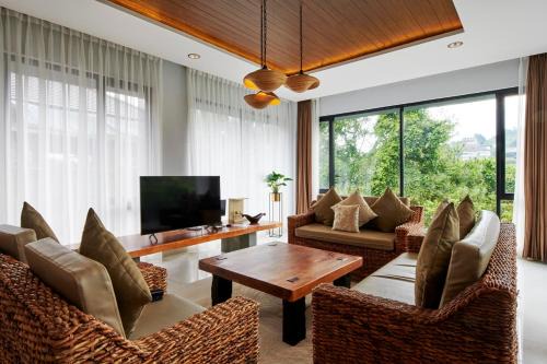 Bandung Villa | Radiance Hill View Villa 10 bedrooms with a private heated pool and billard