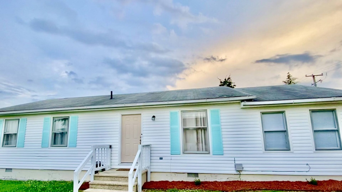 Issue House | Radiant 2 bedroom close to the beach!