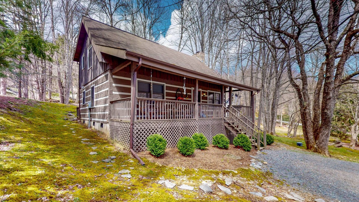 Seven Devils Cabin | Radiant cabin with fireplace, kitchen, & board games - skiing & golf nearby
