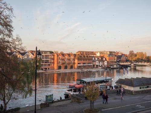 Windsor City Centre Apartment | Radiant Penthouse on the Banks of the Thames