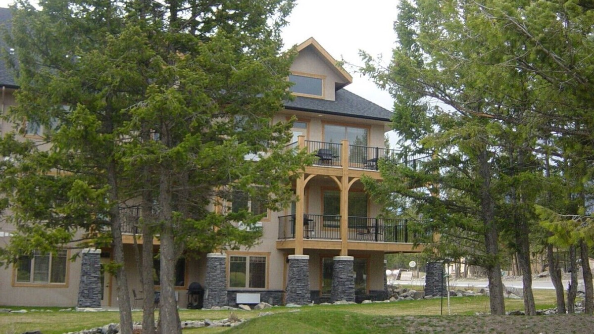 East Kootenay Resort | RADIUM HOT SPRINGS - INCREDIBLE MOUNTAIN SCENERY AND WILDLIFE